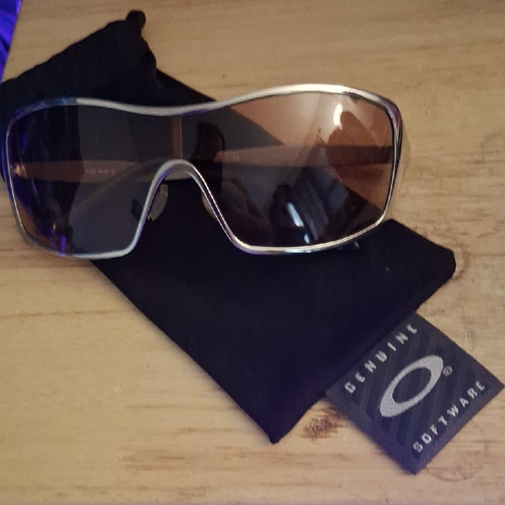 *NEW Oakley Remedy Sunglasses with Silver (Frames) / Plum (Arms)